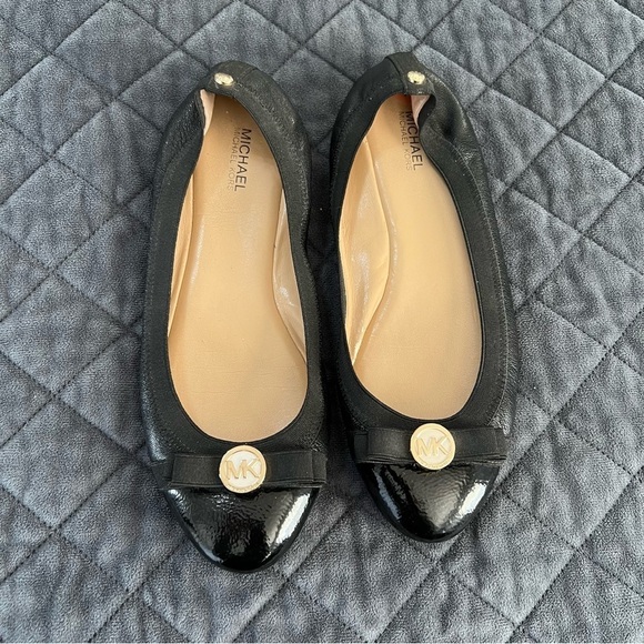 Michael Kors Flats Women 7 Shoes Black Round Cap Toe Leather Bow Gold Ballet - Picture 1 of 11
